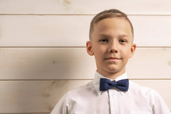 En 10-årig pojke förbereder sig för skolan efter ett långt sommaruppehåll. Tillbaka till skolan. Barnens porträtt. — Stockfoto