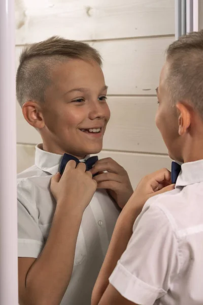 Un garçon de 10 ans se prépare pour l'école après une longue pause estivale . — Photo