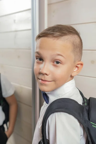 Un niño de 10 años se prepara para la escuela después de un largo descanso de verano . — Foto de Stock