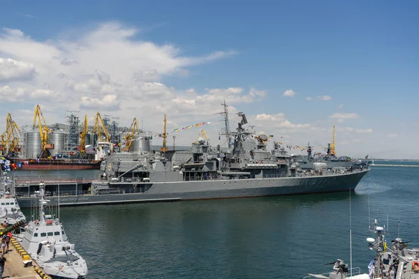 Πολεμικά πλοία του ΝΑΤΟ στην Ουκρανία. Ναυτικές δυνάμεις του ΝΑΤΟ στο λιμάνι της Οδησσό. Οδησσός. Ουκρανία. 201.07.07. η ναυαρχίδα του ουκρανικού στόλου φρεγάτα Getman. — Φωτογραφία Αρχείου