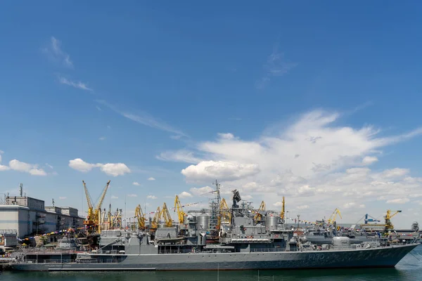 NATO warships in Ukraine. NATO naval forces in the port of Odessa. Odessa. Ukraine. 201.07.07.The flagship of the Ukrainian fleet Frigate Getman Sahaidachny. — Stock Photo, Image