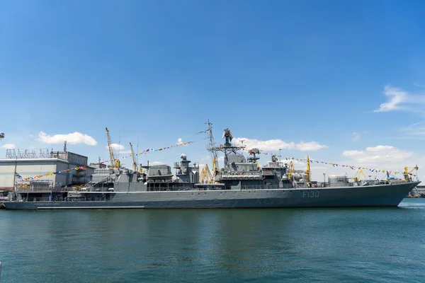 Navios de guerra da NATO na Ucrânia. Forças navais da OTAN no porto de Odessa. Odessa. Ucrânia. 201.07.07.O carro-chefe da frota ucraniana fragata Getman Sahaidachny.Ukrainian equipamento militar . — Fotografia de Stock