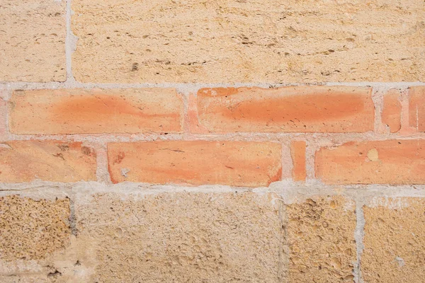 El edificio está hecho de arenisca natural. Muro de ladrillo . — Foto de Stock