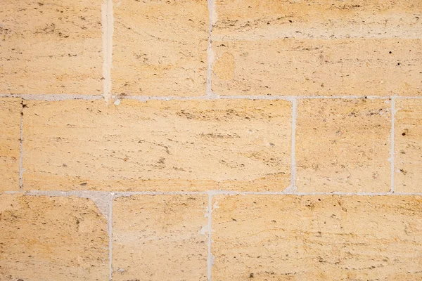 Das Gebäude besteht aus natürlichem Sandstein. Ziegelmauer. — Stockfoto