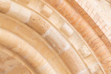 Bina doğal kumtaşından yapılmıştır. Vintage kemer.