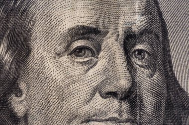 100 Amerikan dolarlık banknotun bir parçası. Benjamin Fra'nın portresi