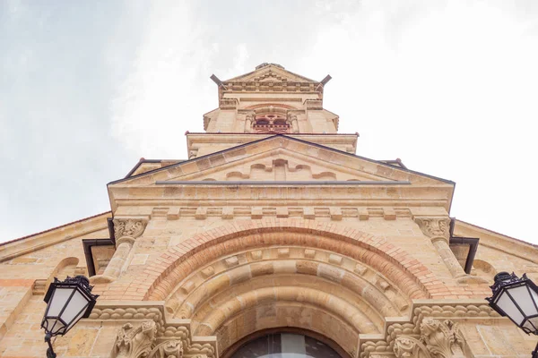 Byggnaden är tillverkad av naturlig sandsten. Fasaden på en katolsk — Stockfoto