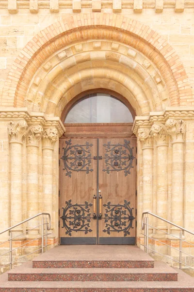 El edificio está hecho de arenisca natural. La puerta principal de la — Foto de Stock