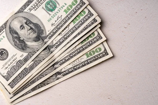 100 Amerikan dolarlık banknotun bir parçası. Beyaz bir üzerinde çeşitli faturalar