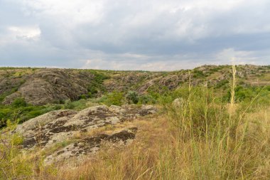 Büyük granit kanyon. Aktove köyü. Ukrayna. Güzel taş l