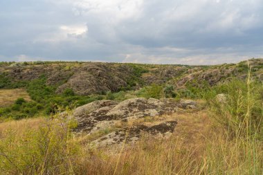 Büyük granit kanyon. Aktove köyü. Ukrayna. Güzel taş l