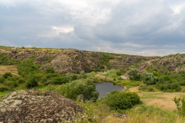 Büyük granit kanyon. Aktove köyü. Ukrayna. Güzel taş l