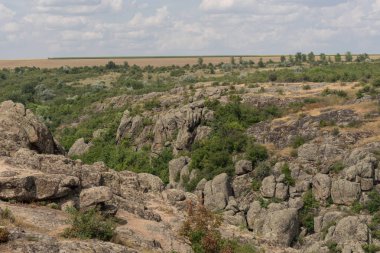 Büyük granit kanyon. Aktove köyü. Ukrayna. Güzel taş manzara.
