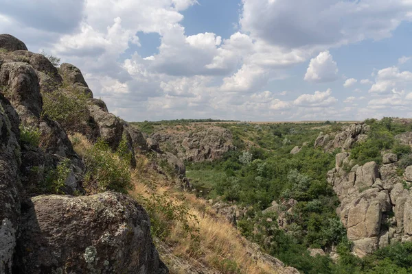 Duży granit Kanion. Wioska Aktove. Ukraina. Piękny kamienny krajobraz. — Zdjęcie stockowe