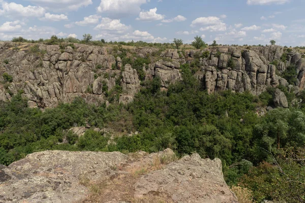 Stor granittkløft. Landsbyen Aktove. Ukraina. Vakkert steinlandskap . – stockfoto