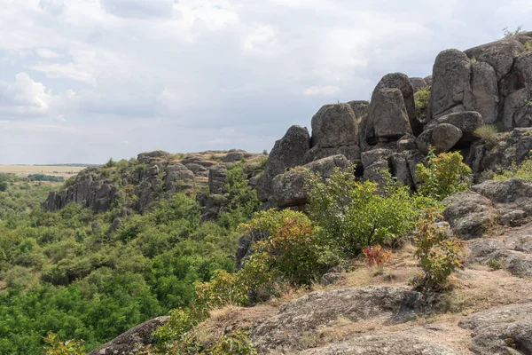 Gran cañón de granito. Village Aktove. Ucrania. Hermoso paisaje de piedra . —  Fotos de Stock