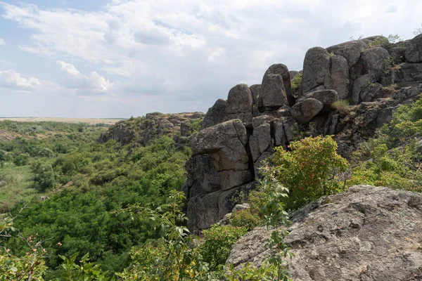 Duży granit Kanion. Wioska Aktove. Ukraina. Piękny kamienny krajobraz. — Zdjęcie stockowe