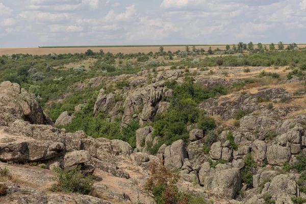 Duży granit Kanion. Wioska Aktove. Ukraina. Piękny kamienny krajobraz. — Zdjęcie stockowe