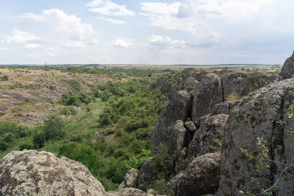 Duży granit Kanion. Wioska Aktove. Ukraina. Piękny kamienny krajobraz. — Zdjęcie stockowe