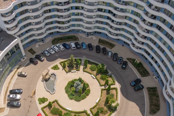 Deniz kıyısında yüksek katlı bir apartman inşaatı. 2019.07.18. Odessa. Ukrayna.