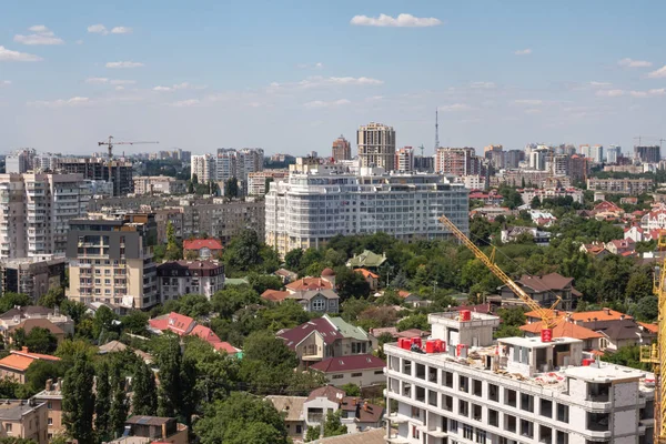 Deniz kıyısında yüksek katlı bir apartman inşaatı. 2019.07.18. Odessa. Ukrayna.