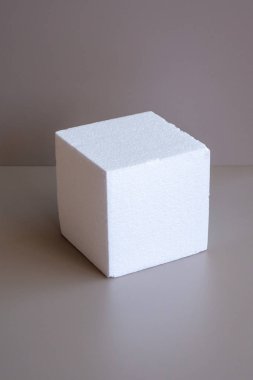 Gri bir arka plan üzerinde beyaz köpük küpler. st klasik versiyonu