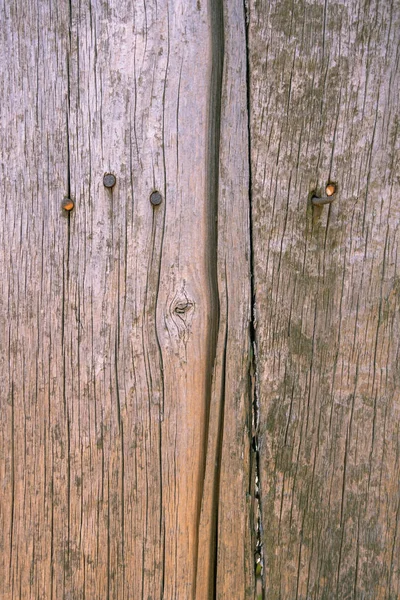 古い風化した松の板からのフェンス。天然熟成木材の質感。ミミズの穴 錆びた釘クリエイティブなヴィンテージの背景. — ストック写真