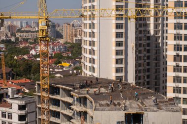 Deniz kıyısında çok katlı modern bir evin inşaatı. Zemin takviyesi montajı. Kule vinçler. 9 Eylül 2019. Odessa. Ukrayna.