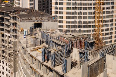 Deniz kıyısında çok katlı modern bir evin inşaatı. Zemin takviyesi montajı. Kule vinçler. 9 Eylül 2019. Odessa. Ukrayna.