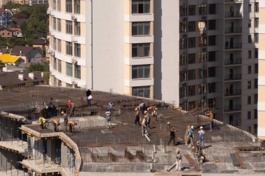 Deniz kıyısında çok katlı modern bir evin inşaatı. Zemin takviyesi montajı. Kule vinçler. 9 Eylül 2019. Odessa. Ukrayna.
