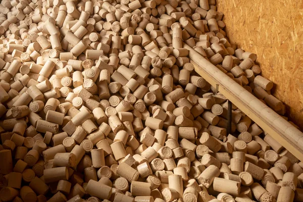 Pellets van geperst zaagsel, vaste brandstof, niet-afval technologie. — Stockfoto