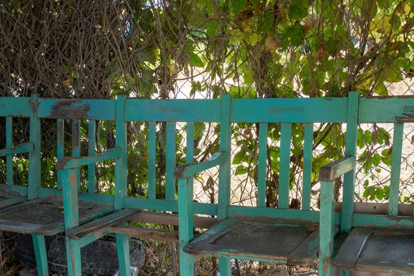 Vintage niebieska ławka od starego kina stoi pod tr — Zdjęcie stockowe