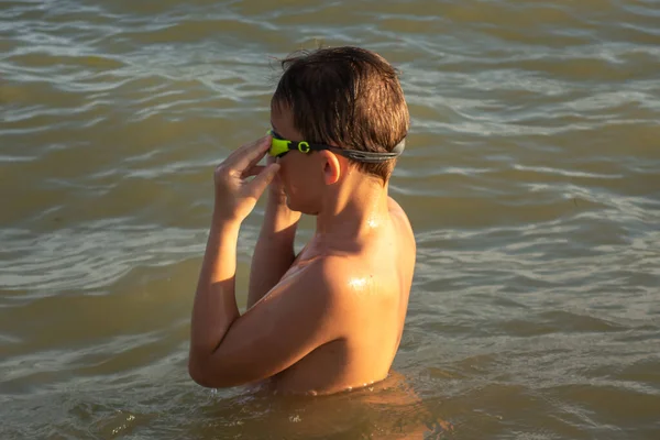 Bambino Anni Nuota Mare Aggiusta Suoi Occhiali Nuoto — Foto Stock