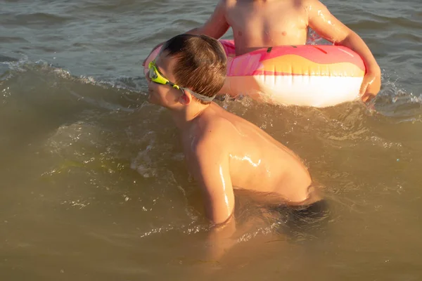 Ein Jähriger Junge Schwimmt Mit Seinem Jährigen Älteren Bruder Meer — Stockfoto