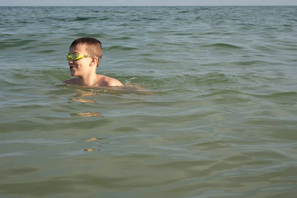 Ein Junger Schwimmer Mit Brille Freut Sich Über Die Ergebnisse — Stockfoto