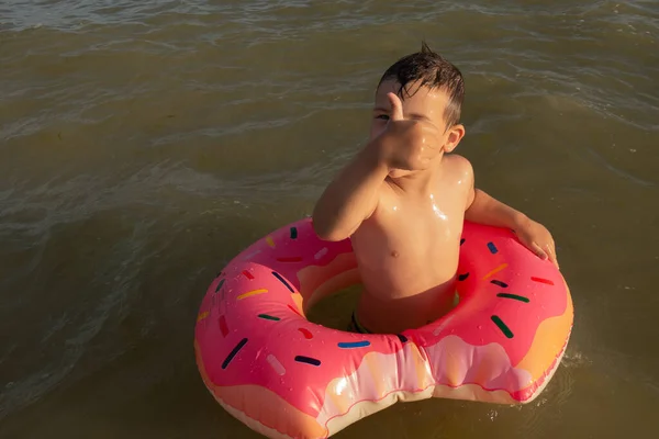 Ein Jähriger Junge Schwimmt Meer Mit Einem Donut Förmigen Aufblasbaren — Stockfoto