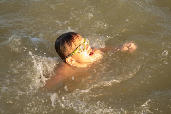 Bel Ragazzo Anni Nuota Mare Diversi Stili Sulla Schiena Rana — Foto Stock