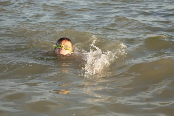 一个10岁的英俊男孩在海里游泳的风格各不相同 — 图库照片