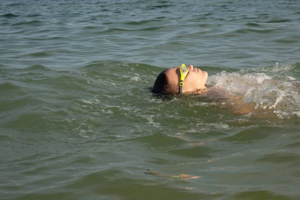 Ein Junger Schwimmer Mit Brille Schwimmt Auf Dem Rücken Offenen — Stockfoto