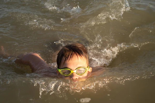 Ein Gutaussehender Junge Von Jahren Schwimmt Meer Verschiedenen Stilen Auf — Stockfoto