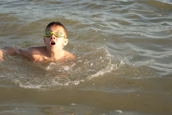 Ένα Όμορφο Αγόρι Ετών Κολυμπά Στη Θάλασσα Διαφορετικά Στυλ Στην — Φωτογραφία Αρχείου