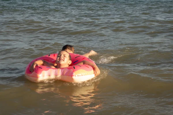Ένα 5Χρονο Αγόρι Κολυμπάει Στη Θάλασσα Έναν Φουσκωτό Κύκλο Σχήμα — Φωτογραφία Αρχείου