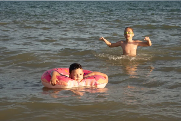 Bambino Anni Nuota Mare Con Cerchio Gonfiabile Forma Ciambella Con — Foto Stock