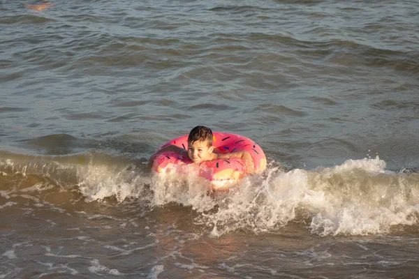Веселий Хлопчик Років Плаває Морі Надувному Кільці Вигляді Пончика Сонячний — стокове фото