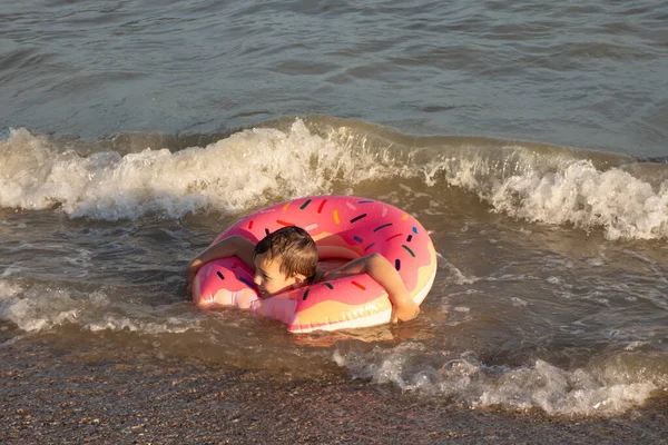 Ein Fröhlicher Junge Von Jahren Schwimmt Einem Sonnigen Tag Meer — Stockfoto