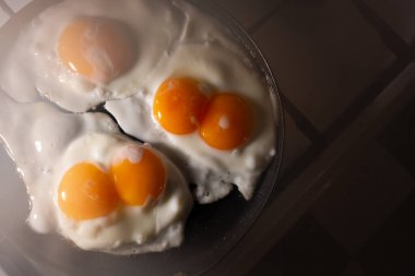 Tava manzaralı sahanda yumurta. İki sarısı olan bir yumurta