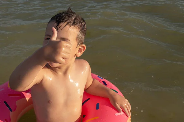 Años Edad Niño Nadando Mar Una Boya Vida Muestra Una — Foto de Stock