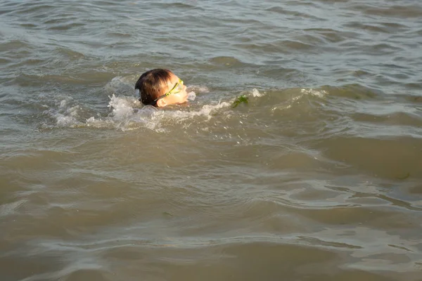 Bambino Anni Nuota Diverte Mare Vicino Alla Riva Con Occhiali — Foto Stock