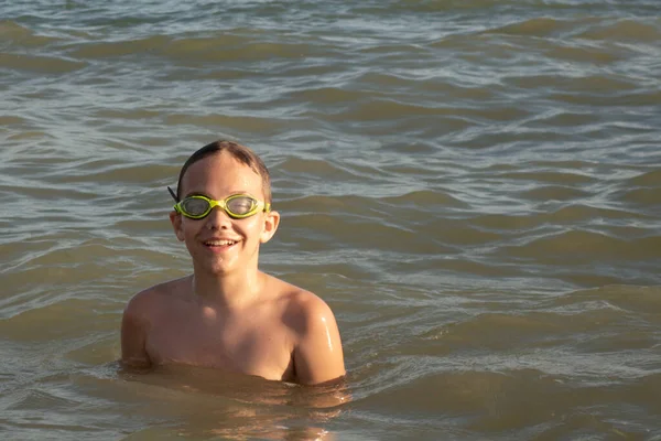 Årig Pojke Simmar Och Har Roligt Havet Nära Stranden Gröna — Stockfoto