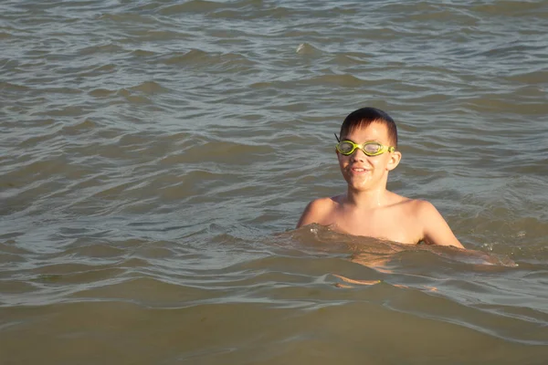 Menino Anos Está Nadando Divertindo Mar Perto Costa Óculos Natação — Fotografia de Stock